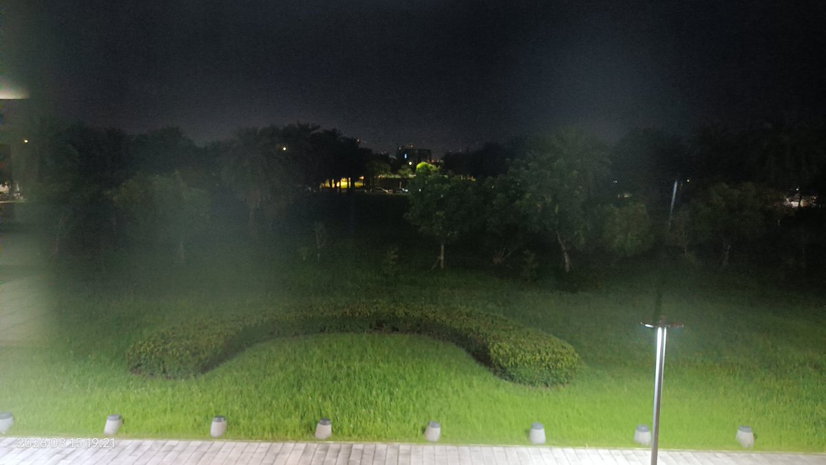 abril0302's tweet photo. 高鐵嘉義與台南站，有著一模一樣的建築規劃。
在台南，南下時，我總習慣走到走道最後時，看向窗外，拍一張照，從MITSUI OUTLET PARK還在施工到現在！
今天在嘉義，習慣走到最後，看向窗外著實嚇了一跳！
咦，怎麼是一片荒涼？三井到哪去了？
別開玩笑了，現在可是農曆七月！ https://t.co/1Om39enasb