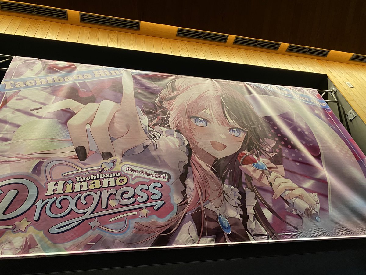 ryuto_satsuki's tweet photo. #橘ひなのワンマンライブ

ひなーのワンマンライブProgress Day.1終了‼️

ペンラ2個買って、フェスペンラ持ってきて正解だった。自分はソロ参加で隣の座席2席が連番組の方でペンラを1本貸せて良かたです‼️

ペンラにストラップめちゃくちゃ付けてたから少し重かったと思うけども… https://t.co/Qgps9MwZp1