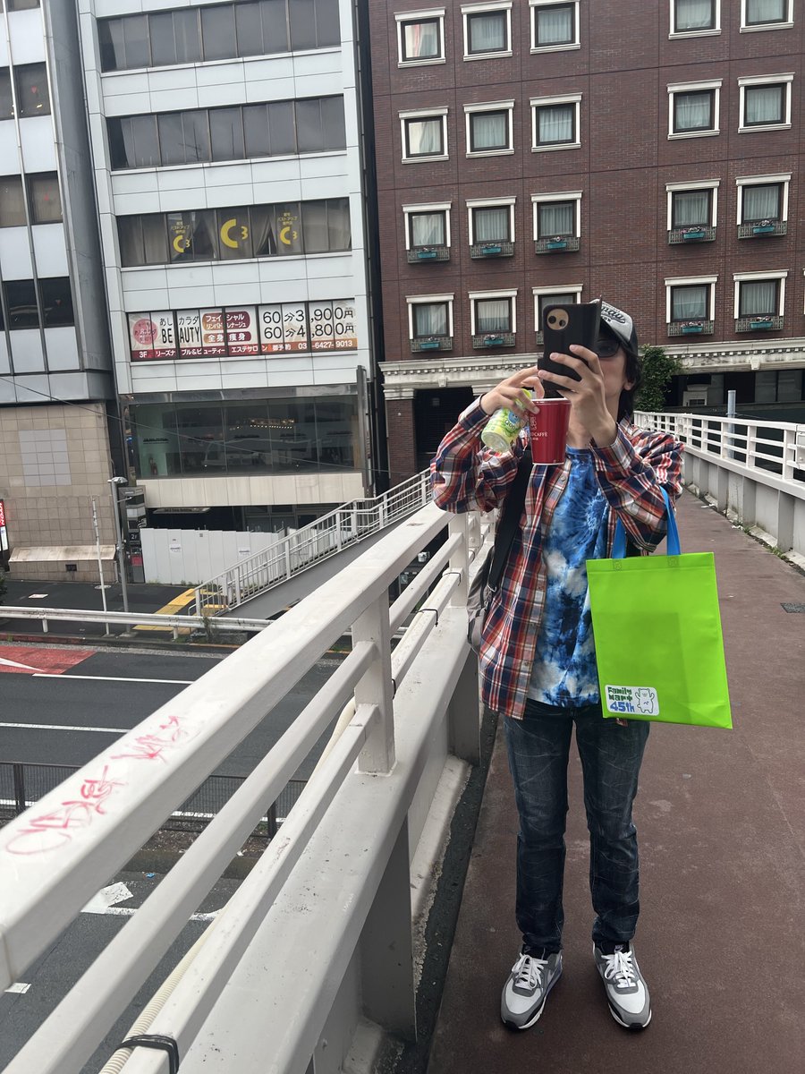 ayane_ryo's tweet photo. 11/14ライブのPHANTOM!のボーカル練でした。
久々に渋谷のノア行ったらちょっと迷った。

毎度の事ながらJAMを歌うのはすごーーーく楽しいけどその分めちゃくちゃ難しい…。
今回のイベントの頭のにーさん、そしてご機嫌さんに向かう俺。。。 https://t.co/7ll8wB1tlE