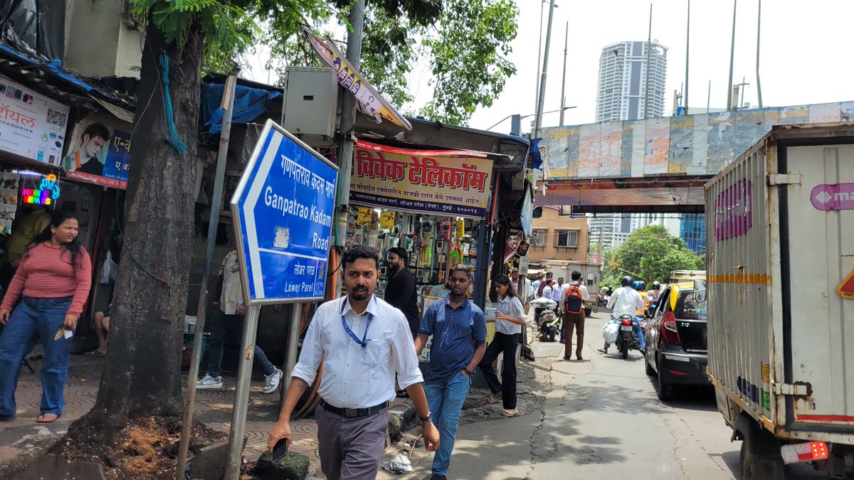 Kms92529043's tweet photo. देश स्वतंत्र होऊन ८० वर्षे झाली पण पालिका पुथपथ स्वतंत्र करण्यात अद्यापही अक्षम आहे. चालायला जागा कुठे आहे तुम्हीच सांगा. पालिका नेमकी करते तरी काय, लक्ष आहे तरी कुठे. 
@mybmc 
@mumbaimatterz 
@mybmcWardGS https://t.co/eVcR8loGyD
