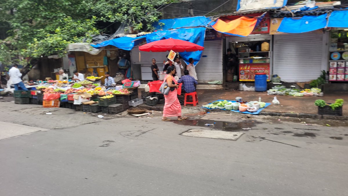 Kms92529043's tweet photo. देश स्वतंत्र होऊन ८० वर्षे झाली पण पालिका पुथपथ स्वतंत्र करण्यात अद्यापही अक्षम आहे. चालायला जागा कुठे आहे तुम्हीच सांगा. पालिका नेमकी करते तरी काय, लक्ष आहे तरी कुठे. 
@mybmc 
@mumbaimatterz 
@mybmcWardGS https://t.co/eVcR8loGyD