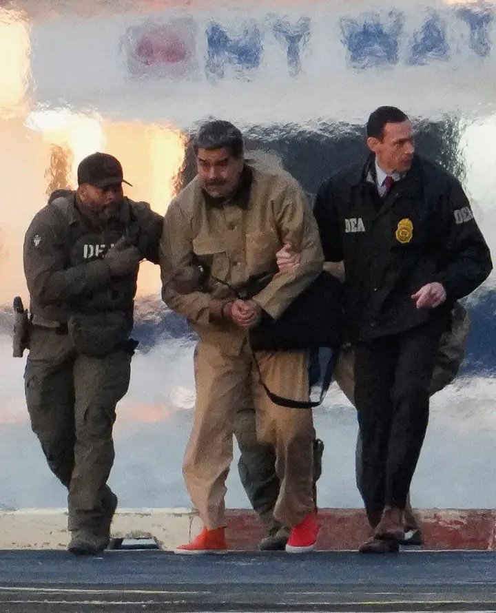 Nelsonosun59198's tweet photo. Cada vez que veo esta imágen, me entra una arrechera. El solo pensar en que hay una culpable que, después de esto, vaga por el mundo dándose golpes de pecho, se me despierta el espíritu revolucionario y las ganas irrefrenables de seguir apoyando el socialismo por siempre. https://t.co/JuDPZxkul9