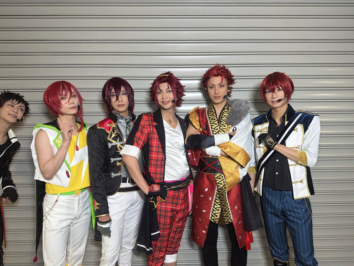 riki_riki1016's tweet photo. 『あんさんぶるスターズ！THE STAGE』
-10th Anniversary LIVE-
神戸ワールド記念ホールありがとうございました🌟🌟
みんなの熱量感じたぜ！！最高✨✨
赤髪組ショット📸📸
あれ…1人無理やり入り込んできてる…笑
 
 #あんステ
 #あんステライブ https://t.co/gXx5kvNu74