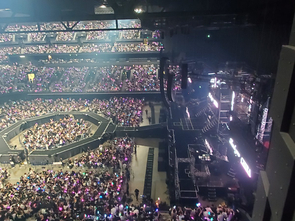 iorimona's tweet photo. 演出・パフォーマンスまっじで最高すぎるライブでしたぁ！！
見切れ席なのき夏鈴ちゃんから手振ってもらったりもう心臓バクバク…
#櫻坂46_Whatslonesome https://t.co/RXh26Gd3iy