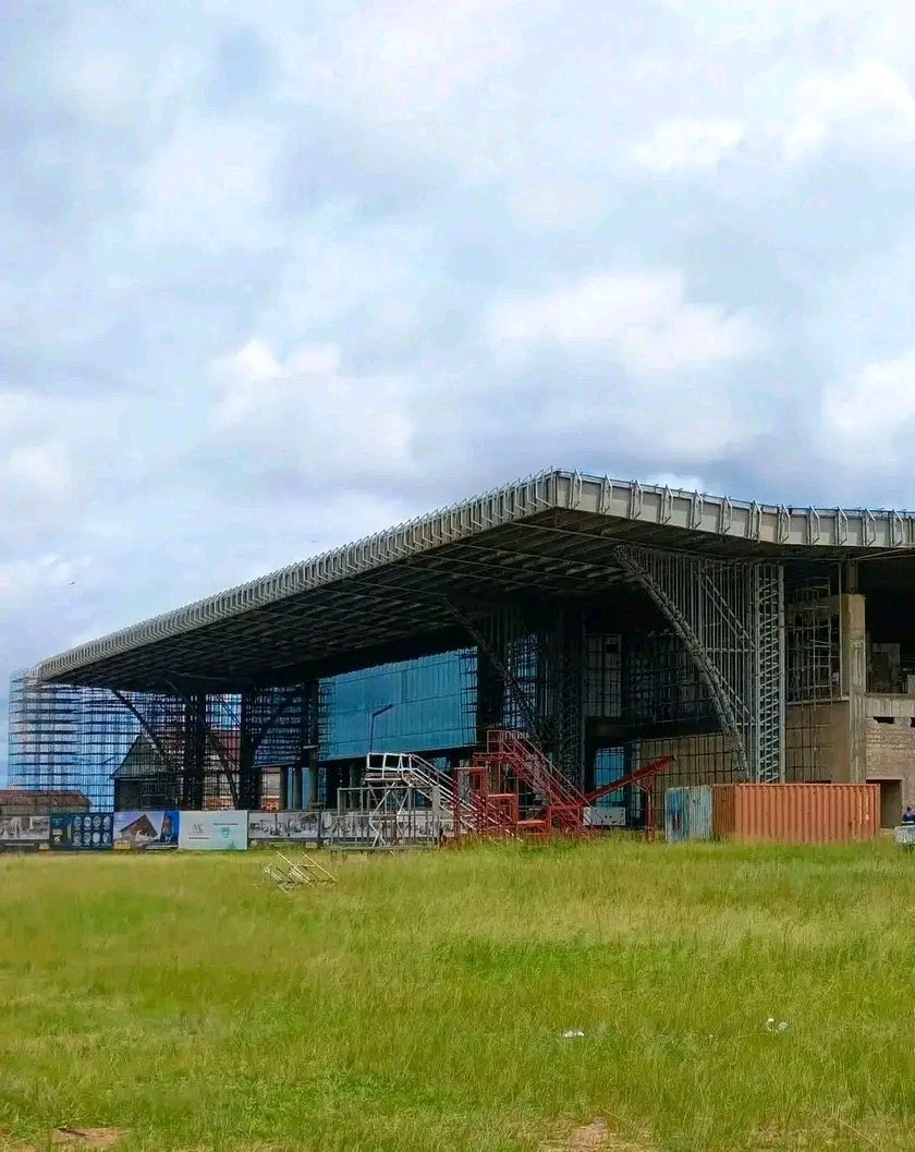 LitsaniChoukran's tweet photo. Le nouvel aéroport de Kananga, en construction, on va aussi dire que c’est fait sur base de vos plans ou bien de vos idées ?  Puisqu’il ne vous reste que ça à revendiquer! A noter qu’il y en a 10 autres. Travaux démarrés en 2023. https://t.co/j7P2xxb9df