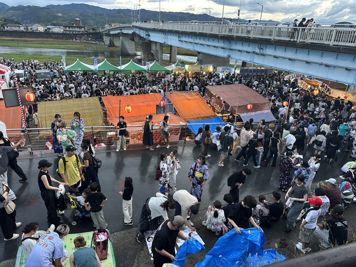 suzukid56's tweet photo. 吉野川祭り
ゲリラ豪雨で大惨事 https://t.co/CubGtE8b7B