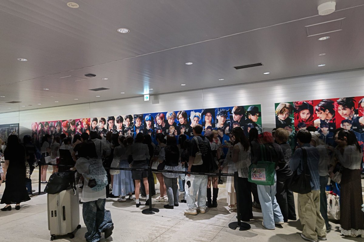 380mochi's tweet photo. 渋谷がEBiDANにジャックされてるー！！！
私でもM!LKは知ってますよ😉
推しグループと写真撮るのに凄い行列だー💨

#EBiDAN
#MILK https://t.co/h4xNcMlzTo