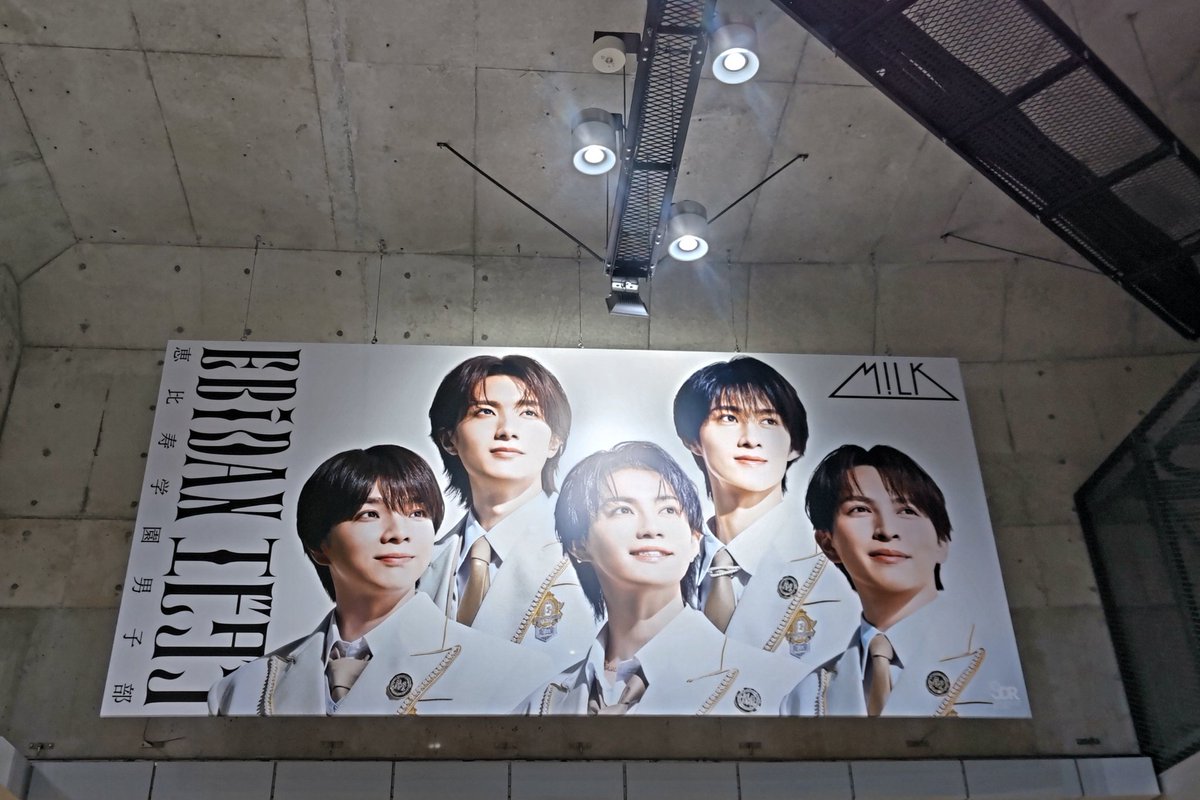380mochi's tweet photo. 渋谷がEBiDANにジャックされてるー！！！
私でもM!LKは知ってますよ😉
推しグループと写真撮るのに凄い行列だー💨

#EBiDAN
#MILK https://t.co/h4xNcMlzTo