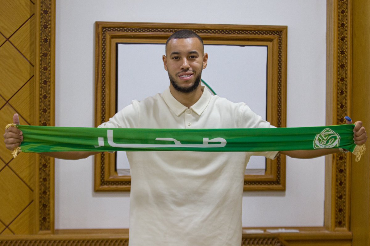 soharfc's tweet photo. الفاضل رئيس مجلس إدارة نادي صحار "حمدان الشيراوي" والمغربي "سامي العنابي" خلال مراسم توقيع العقد ✍🏻💚📄. https://t.co/Kd3V8rLthK