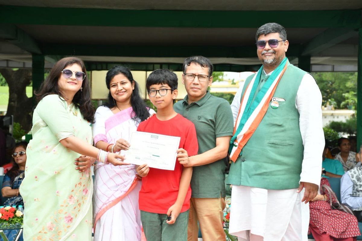 pksingh_iffco's tweet photo. Independence Day was also an occasion to celebrate excellence and recognise those who make us proud. Awards were presented for Innovation, Project Management, Suggestions & their Implementation and Safety Champions.

Our meritorious students were honoured for their outstanding academic achievements, along with our national-level badminton achiever who brought pride to IFFCO Kalol. We also felicitated 55 contract workers for their outstanding performance and contribution.

Because at IFFCO Kalol, every achievement matters and every contributing hand deserves recognition.
#TeamIFFCO #Excellence #SafetyFirst