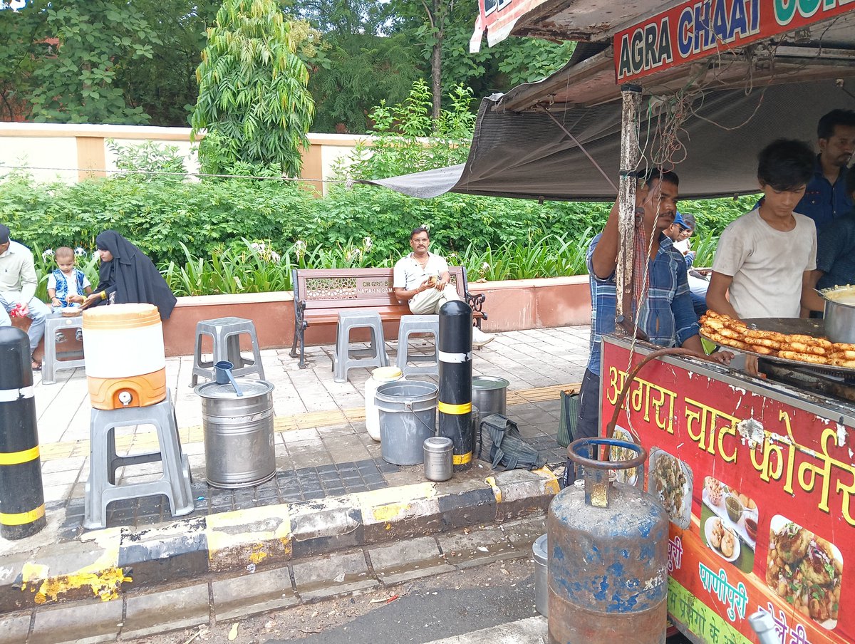 Sharma249Varun's tweet photo. Nagar nigam ne samart road banai to thi janta ke liye par lagta hai iska sahi use Chat thele waale kar rahe hai aur Jhansi Nagar Nigam so Gaya hai aise banega smart jhansi BKD se chitra Chiyrahe ki smart road ka mast sa nazara
@CleanJhansi https://t.co/dcb1AqY56X