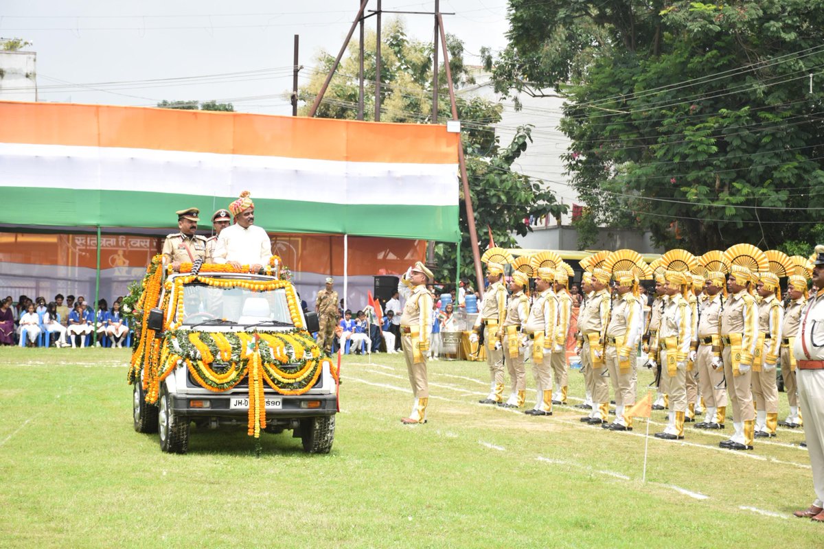 CCLRanchi's tweet photo. “सेंट्रल कोलफील्ड्स लिमिटेड में 80वां स्वतंत्रता दिवस हर्ष एवं उल्‍लास के साथ मनाया गया”

सीसीएल मुख्यालय सहित सभी क्षेत्रों में 80वां स्वतंत्रता दिवस धूम-धाम के साथ मनाया गया। सीसीएल के सीएमडी श्री निलेन्दु कुमार सिंह ने सीसीएल गांधीनगर कॉलोनी स्थित महात्‍मा गांधी क्रीड़ागन में ध्‍वजारोहण किया एवं सलामी दी। इस अवसर पर सीसीएल के निदेशक (वित्त) श्री पवन कुमार मिश्रा, निदेशक (मानव संसाधन) श्री हर्ष नाथ मिश्र, निदेशक (तकनीकी/संचालन) श्री चंद्र शेखर तिवारी, निदेशक(योजना एवं परियोजना) श्री अनुप हंजुरा, मुख्य सर्तकता अधिकारी श्री पंकज कुमार, सीआईएसएफ के वरीय पदाधिकारी सहित विभिन्न विभागों के महाप्रबंधकगण, विभागाध्यकगण, श्रमिक संघ���ं के प्रतिनिधिगण एवं बड़ी संख्या में सीसीएल कर्मी उपस्थित थे। सीएमडी श्री सिंह ने अवसर विशेष पर सुरक्षा बलों एवं विद्यार्थियों के परेडों का निरीक्षण भी किया। 

सीएमडी, सीसीएल श्री निलेंदु कुमार सिंह ने उपस्थित जनसमूह को सम्बोधित करते हुए सभी को स्वतंत्रता दिवस की हार्दिक शुभकामनाएं दी और वीर शहीदों के अतुल्‍य पराक्रम को नमन किया। अपने संबोधन में श्री सिंह ने कहा कि सीसीएल न केवल भारत क�� ऊर्जा आवश्यकताओं को पूरा कर रहा है, बल्कि नए भारत के निर्माण और झारखंड के औद्योगिक विकास में भी अहम योगदान दे रहा है।

इस दौरान डीएवी गांधीनगर, केन्‍द्रीय विद्यालय एवं ज्ञानोदय स्‍कूल के विद्यार्थियों ने देश-भक्ति से ओतप्रोत सांस्कृतिक प्रस्‍तुती दी, जिसे उपस्थित सभी ने खूब सराहा।

कार्यक्रम के दौरान सीएमडी, निदेशकगण, सीवीओ एवं अन्य अतिथियों ने तीन रंगों वाले गुब्बारे उड़ाकर एकता और अखंडता का संदेश दिया।
                                                                                        
कार्यक्रम के अंत में सीसीएल के सुरक्षा जवानों, सीआईएसएफ, एनसीसी कैडेट्स एवं विभिन्न स्कूल के बच्चों को उत्कृष्ट प्रदर्शन के लिए सम्मानित किया गया।

अवसर विशेष पर सीसीएल के विभिन्न क्षेत्रों में कार्यरत सुरक्षा जवानों को उनके अदम्य साहस, कर्तव्यनिष्ठा एवं समर्पण के लिए सम्मानित किया गया। साथ ही, सीसीएल कमांड एरिया में संचालित डीएवी विद्यालयों एवं केंद्रीय विद्यालय के कक्षा 10वीं एवं 12वीं की परीक्षाओं में उत्कृष्ट प्रदर्शन करने वाले मेधावी छात्र-छात्राओं को भी सम्मानित किया गया।

साथ ही साथ श्रीमती प्रीति सिंह, अध्यक्षा, अर्पिता महिला मंडल ने मंडल के अन्य सदस्यों के साथ सीसीएल के गांधीनगर अस्पताल में इलाजरत मरीज़ों के बीच फल वितरण किया एवं उनके जल्दी स्वस्थ होने की कामना की। इसके पूर्व निदेशक (मानव संसाधन) श्री हर्ष नाथ मिश्र ने दरभंगा हाउस परिसर एवं गांधीनगर अस्‍पताल में ध्‍वजारोहण किया एवं सभी को स्‍वतंत्रता दिवस की ढेर सारी शुभकामनाएं दी।  

#CCL #independenceday #vandemataram #jaihind #patriotism  

@kishanreddybjp @satishdubeyy @CoalMinistry @CoalIndiaHQ @MinOfCultureGoI