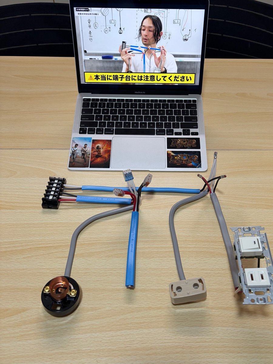 miya8_jp's tweet photo. 令和8年度上期第二種電気工事士、合格してた！💮
免許申請、到着まではどんなDIYするか妄想しながら過ごすか〜。

突破のポイントは1〜10までガミデン！ https://t.co/LuNC9pvW9z