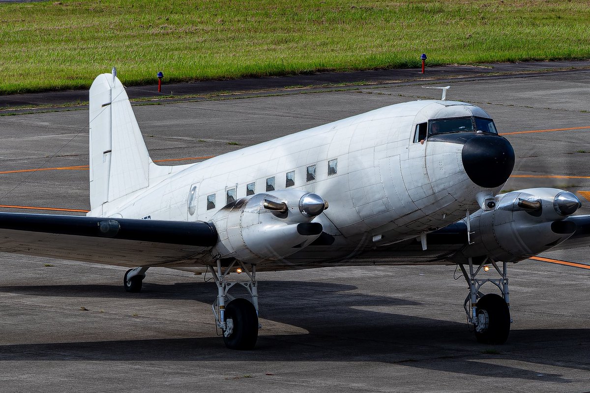 twr747's tweet photo. ８／14
DC-3-65TP   N882TP
富山に向かってるって情報を頂いて急遽遠征！
流石に眼福すぎるw https://t.co/UFrpU67JqJ