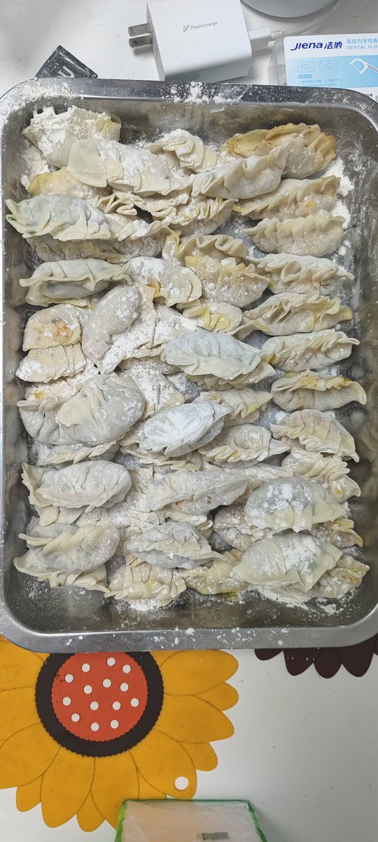 LJHL520's tweet photo. 哈哈，和咱的正太弟弟一起包饺子，他第一次包不太熟练，包了一盘。猪肉配葱，萝卜，玉米三种，还有好多没包完。好幸���哦哦哦🥰赶紧煮20个尝尝。
以后我也要组建这样属于自己的幸福的家庭喵
#男娘 #美食 #可爱的男孩子 https://t.co/Lo2qklaK9P