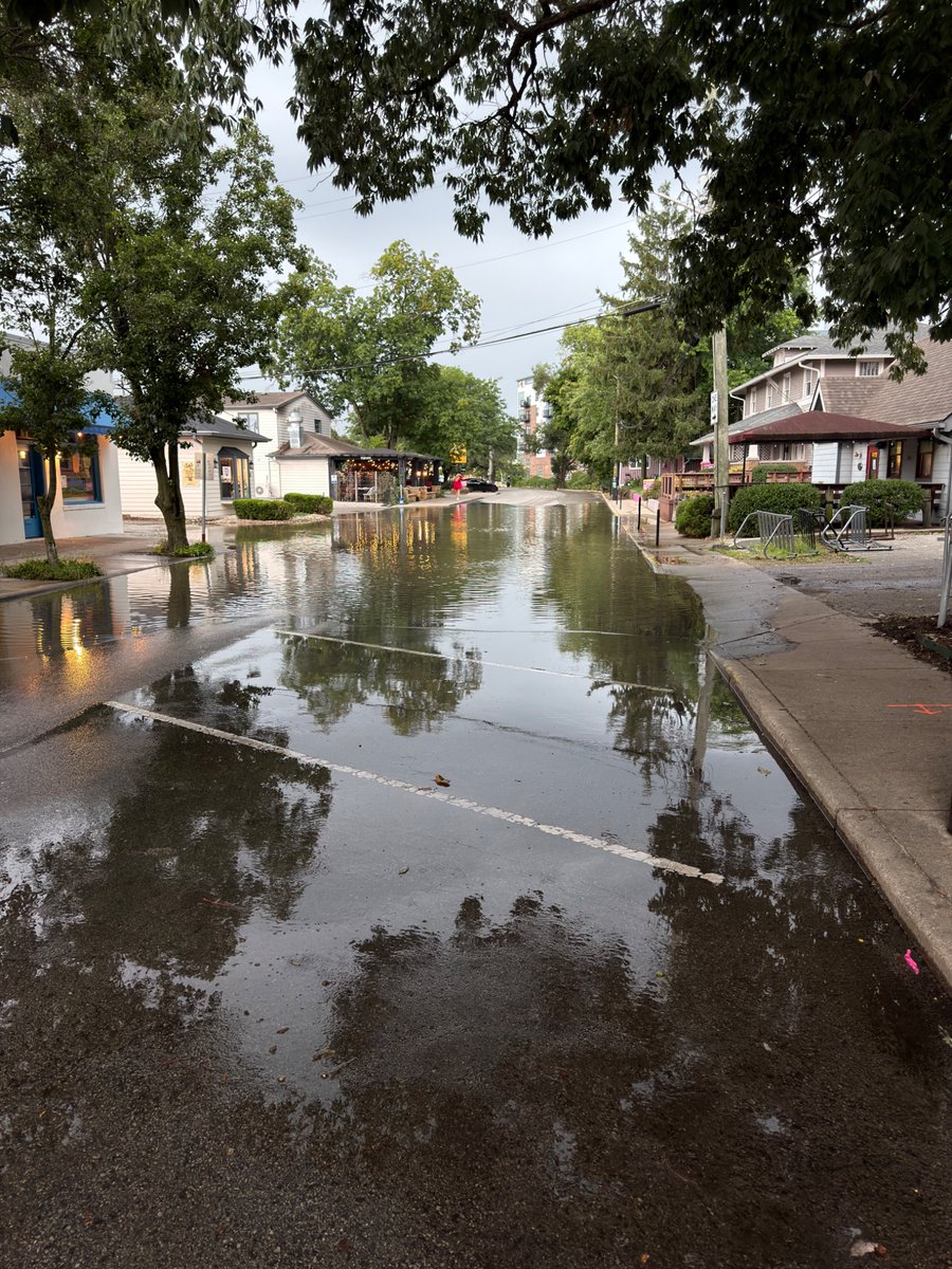volleyballben's tweet photo. Flooding in Broad Ripple, IN.  Heavy storm moving in as well. @SeanAshWX @NWSIndianapolis @bam_weather https://t.co/3dxjlgl6Be