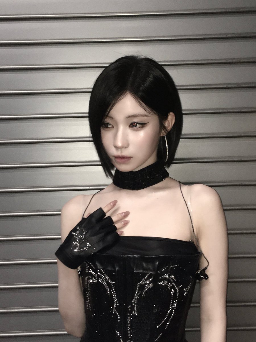 SFT06ASA's tweet photo. Dressed in black, wrapped in a little mystery. There’s something about the way silver catches the light against midnight tones—it feels bold without having to try too hard. A little elegant, a little dangerous, and just enough attitude to make you look twice. https://t.co/egVbhTJ4An