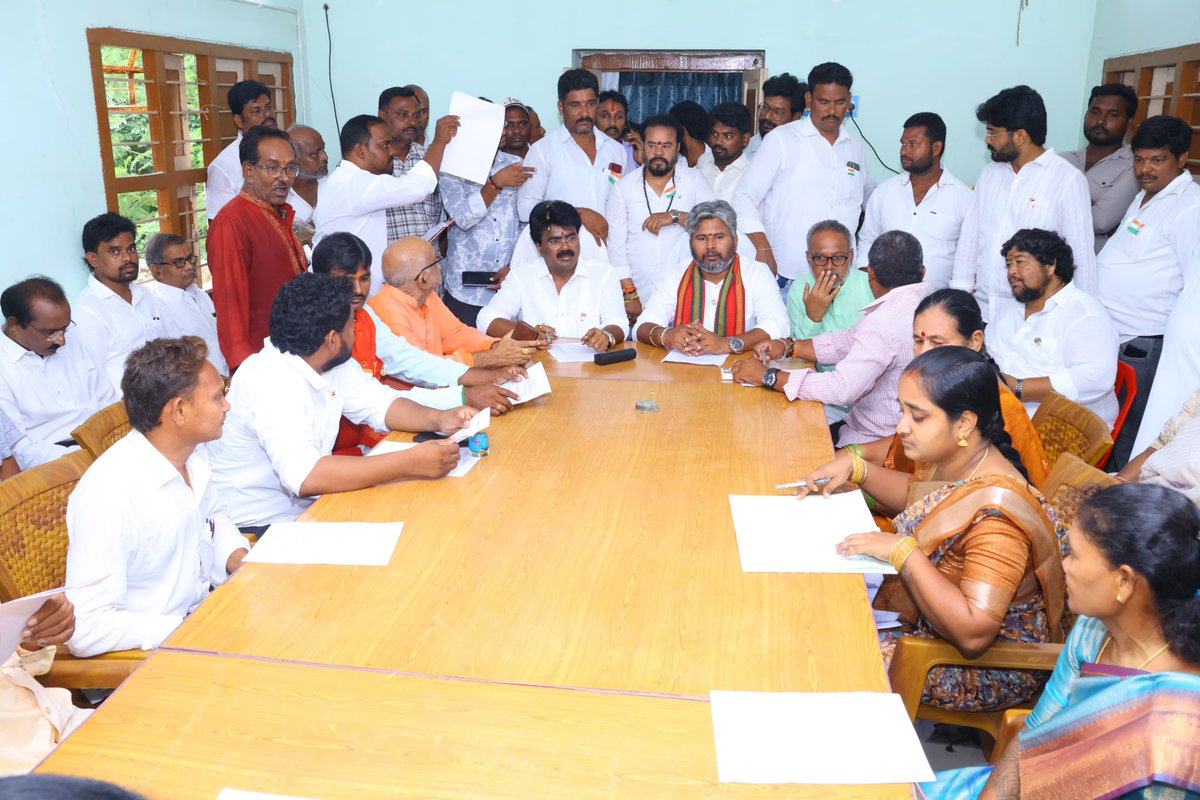 JSPRamMohan's tweet photo. ఆమదాలవలస మార్కెట్ కమిటీ చైర్మన్‌గా బాధ్యతలు స్వీకరించిన....

ఆమదాలవలస వ్యవసాయ మార్కెట్ కమిటీ (AMC) నూతన చైర్మన్‌గా జనసేన పార్టీ నియోజకవర్గ సమన్వయకర్త పేడాడ రామ్మోహన్ ప్రమాణ స్వీకారం చేసి, పదవీ బాధ్యతలు స్వీకరించారు.

@JanaSenaParty @JSPShatagniTeam @PawanKalyan @NagaBabuOffl https://t.co/xS6EvDX10r