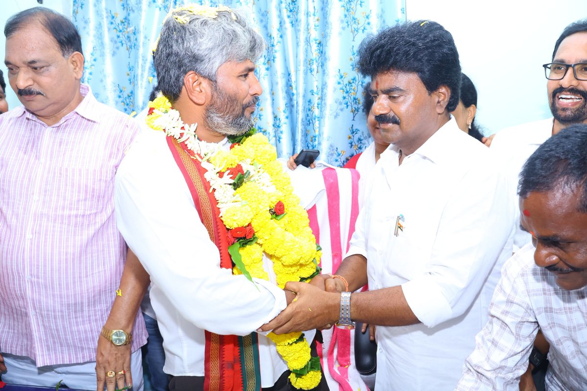 JSPRamMohan's tweet photo. ఆమదాలవలస మార్కెట్ కమిటీ చైర్మన్‌గా బాధ్యతలు స్వీకరించిన....

ఆమదాలవలస వ్యవసాయ మార్కెట్ కమిటీ (AMC) నూతన చైర్మన్‌గా జనసేన పార్టీ నియోజకవర్గ సమన్వయకర్త పేడాడ రామ్మోహన్ ప్రమాణ స్వీకారం చేసి, పదవీ బాధ్యతలు స్వీకరించారు.

@JanaSenaParty @JSPShatagniTeam @PawanKalyan @NagaBabuOffl https://t.co/xS6EvDX10r