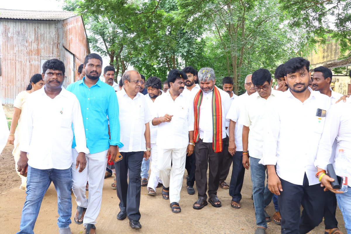 JSPRamMohan's tweet photo. ఆమదాలవలస మార్కెట్ కమిటీ చైర్మన్‌గా బాధ్యతలు స్వీకరించిన....

ఆమదాలవలస వ్యవసాయ మార్కెట్ కమిటీ (AMC) నూతన చైర్మన్‌గా జనసేన పార్టీ నియోజకవర్గ సమన్వయకర్త పేడాడ రామ్మోహన్ ప్రమాణ స్వీకారం చేసి, పదవీ బాధ్యతలు స్వీకరించారు.

@JanaSenaParty @JSPShatagniTeam @PawanKalyan @NagaBabuOffl https://t.co/xS6EvDX10r