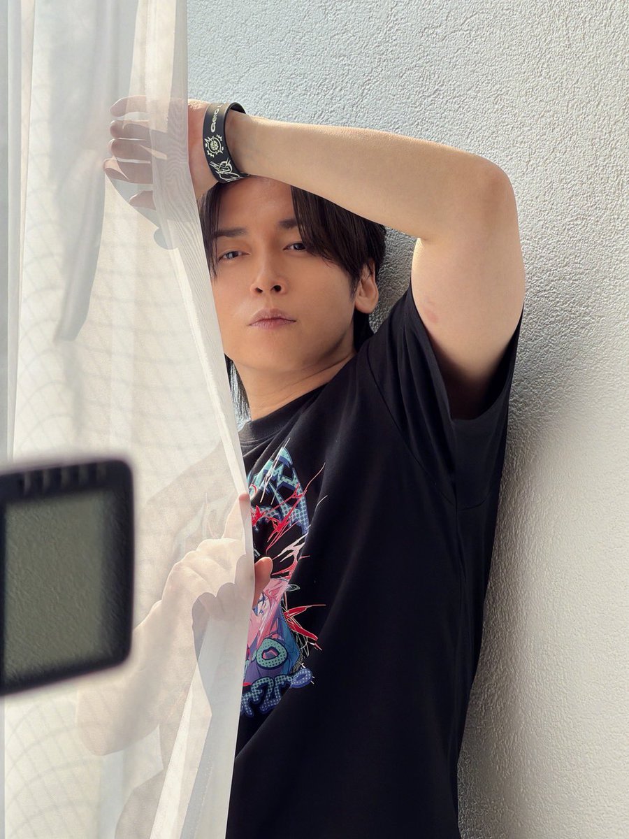Gero_NEWS's tweet photo. グッズ撮影時に隠し撮りしたGeroです。カメラチームや現地スタッフの要望に答えて頑張ってます。

グッズも可愛いので是非チェックしてください！ https://t.co/hdfXAbemBU