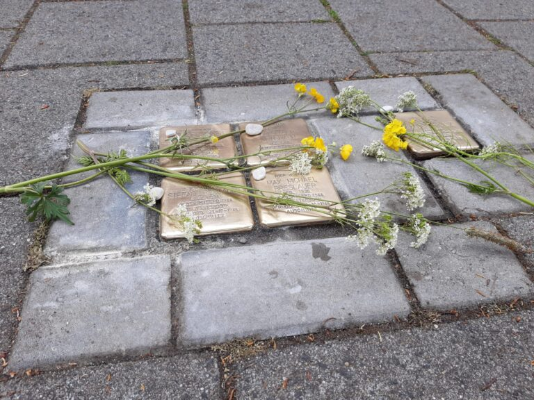 HuigDuijn's tweet photo. wat een verschil he hier herdenken we de joden die afgevoerd en werden  vernietigd en  anno 2026 zijn er burgemeesters die een krans leggen aan een instantie die joden vernietigd https://t.co/rONhF8qz95