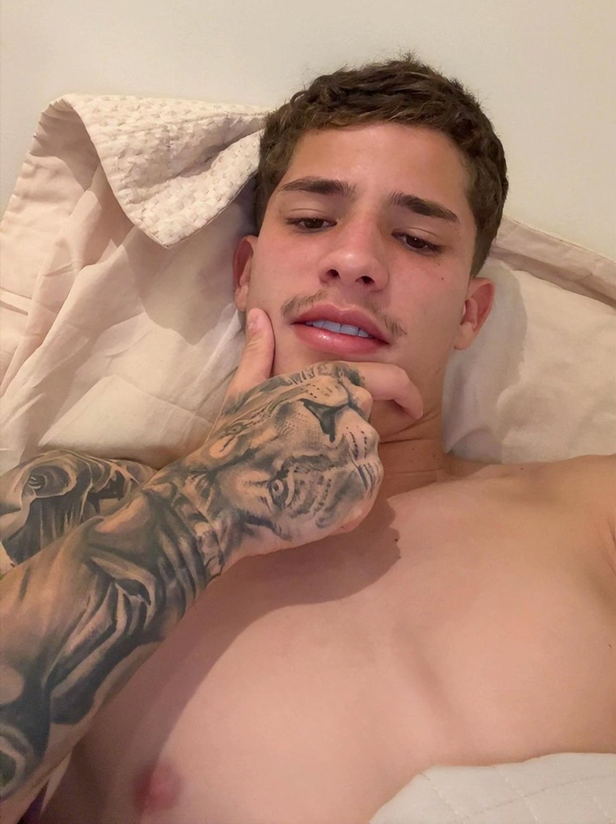alecto_venus's tweet photo. Bernardo, nosso jogador da base do Palmeiras, tem uma vibe muito de macho que usa havaianas brancas e sabe domar um veado. https://t.co/1wzd9dO10S