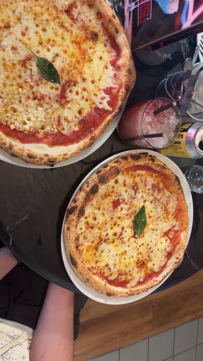 send4raven_x's tweet photo. i love pizza (especially when it’s not me that’s paying) 😝 https://t.co/RSVV2M6nKk