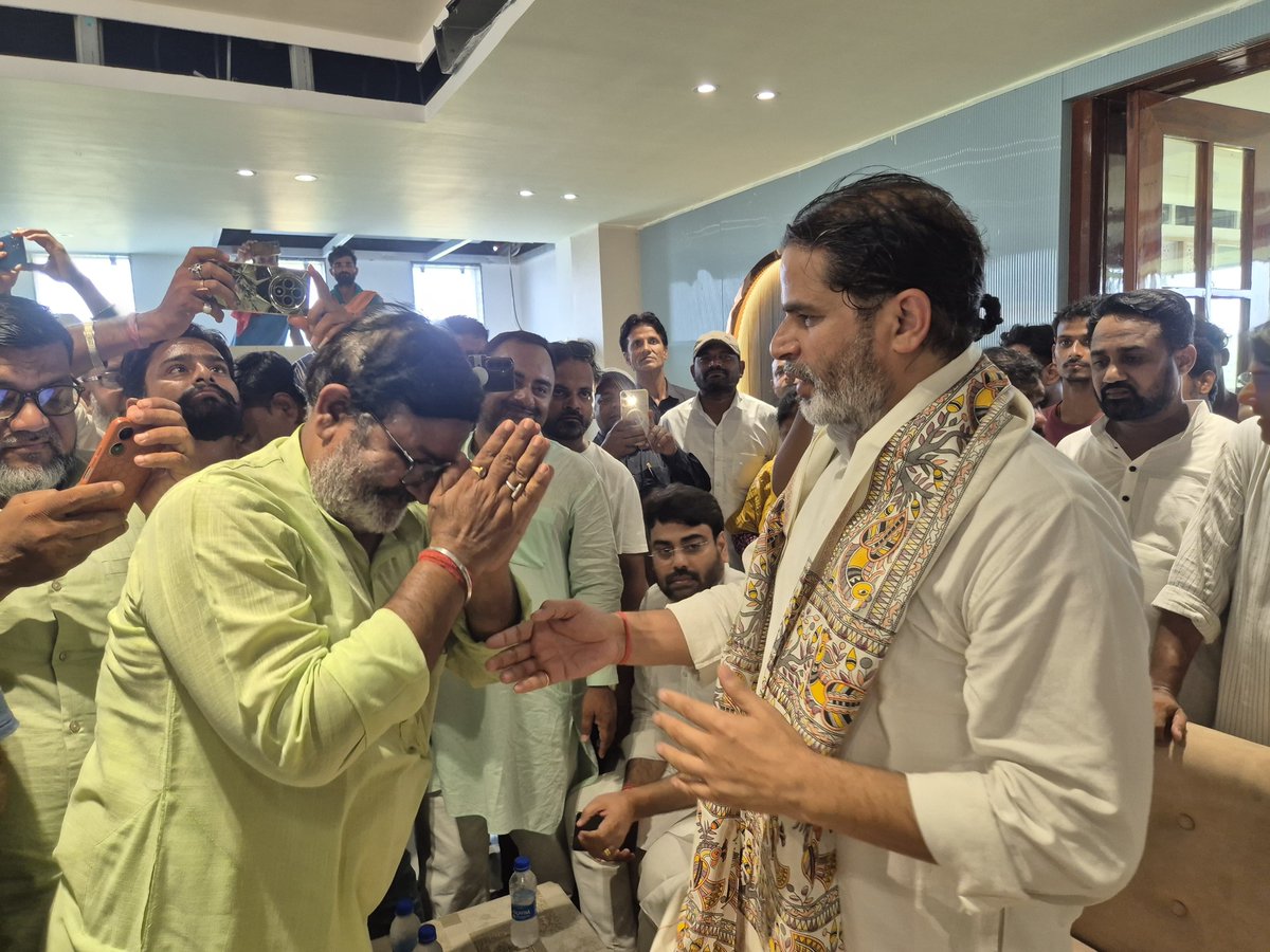 iKumarSaurabh's tweet photo. बेनीपट्टी (मधुबनी) जाने के क्रम में जन सुराज के दरभंगा जिला इकाई के साथियों के द्वारा जन सुराज के सूत्रधार "प्रशांत किशोर जी" का स्वागत...
#JanSuraaj #PrashantKishor #PKForBihar https://t.co/KPzg8Y57Nz