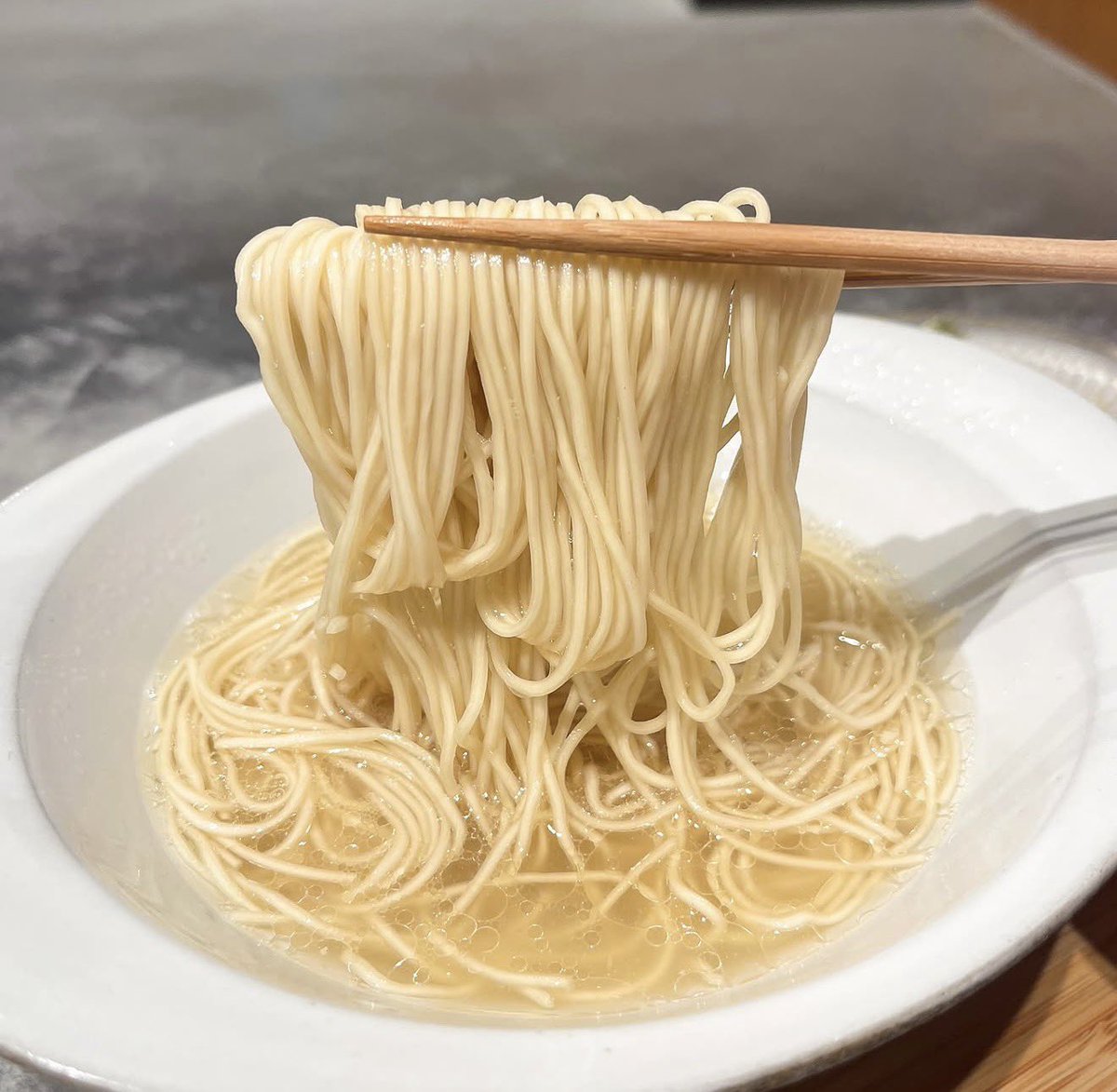 ginza_gohan_'s tweet photo. 銀座「月や」は、博多発の“透明な豚骨ラーメン”を提供する唯一無二の店。

白濁が常識の豚骨を澄んだスープに仕上げ、旨味は濃厚ながら雑味ゼロ。

具材を順に加えて味の変化を楽しむ演出も魅力。GINZA SIXで上品に味えます

1杯1200円、替玉200円

［銀座月や］
東京都中央区銀座6-10-1 GINZA SIX6F https://t.co/P6jYjozuxV