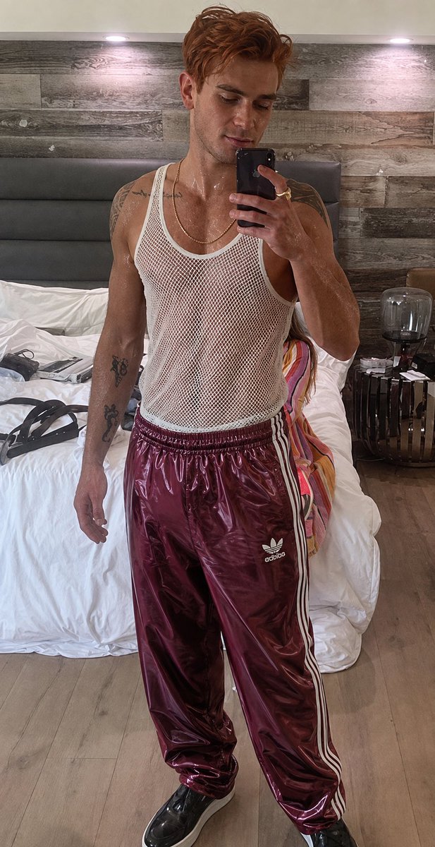 ShinyCelebs's tweet photo. KJ Apa https://t.co/dLbYETTFQH