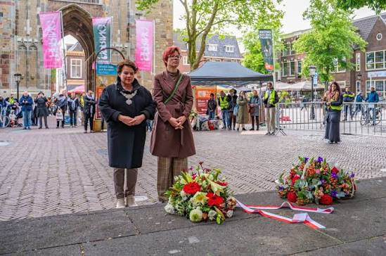 HuigDuijn's tweet photo. wat een verschil he hier herdenken we de joden die afgevoerd en werden  vernietigd en  anno 2026 zijn er burgemeesters die een krans leggen aan een instantie die joden vernietigd https://t.co/rONhF8qz95