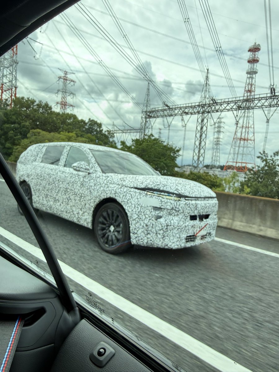 CarFlowJP's tweet photo. Hondaの新型「Avancier(アヴァンシア)」と思われるテスト車両がスパイショットされました。
2.0Lガソリンエンジンとモーターを組み合わせた「e:HEV」を採用した、3列シート7人乗りの大型SUVです。
情報をお寄せいただき、また画像の掲載許可をいただきありがとうございました。
#Honda #Avancier https://t.co/1TQfN5n0sR