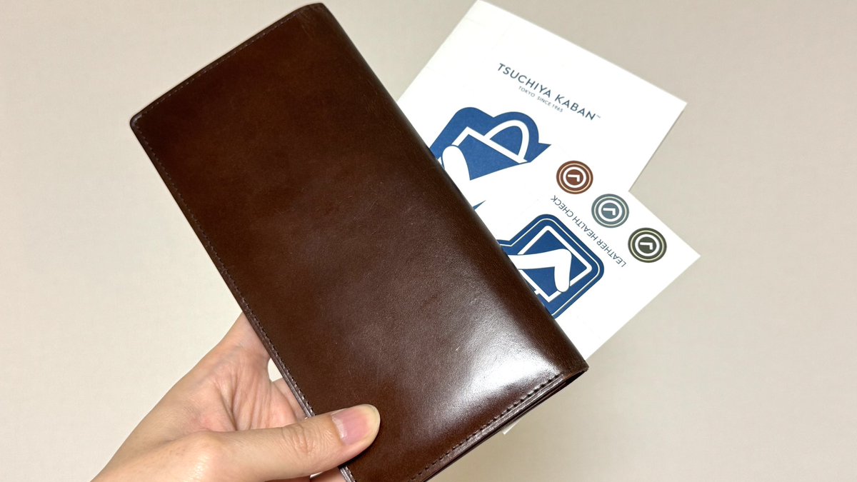 0013__3100's tweet photo. 土屋鞄製造所の「LEATHER HEALTH CHECK」で4年ほど使っているコードバン長財布のお手入れしてもらってツヤッツヤにしてもらってマジ感謝！いい買い物したので引き続き大切にしてこ！
#革の健康診断 
#TSUCHIYAKABAN https://t.co/w5GHgmiv0X