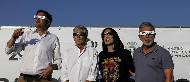 Hesstepario's tweet photo. -Chicos, mirad, mirad! Victor Angel dice que si no viene Sánchez, que él no mira el Eclipse! https://t.co/2l7mgBSzlp
