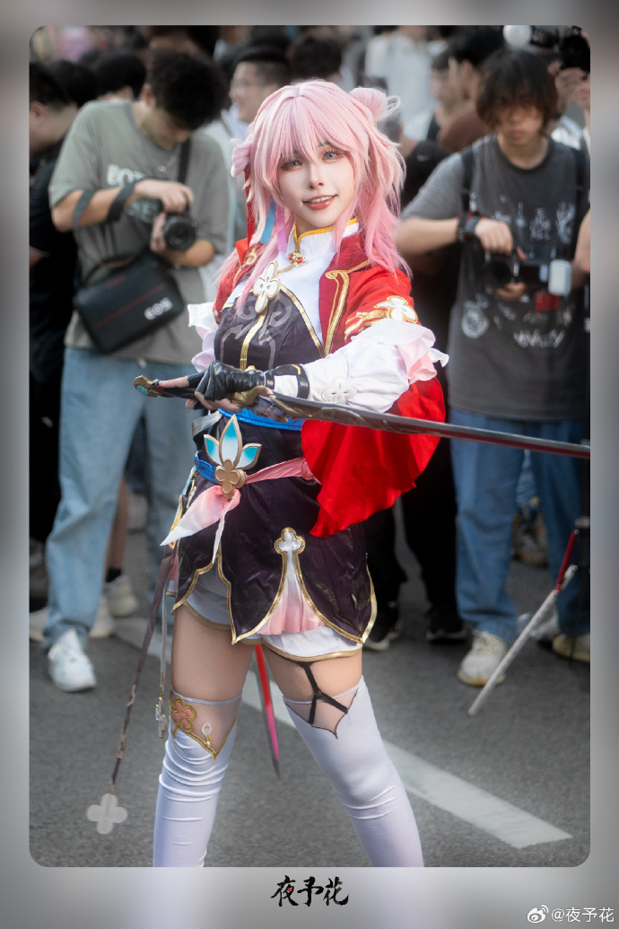 LB_7768's tweet photo. Just had the absolute best time at this year’s comic con! Met so many amazing creators, scored tons of cool merch and even got a fun cosplay photoshoot with a fellow fan. This is why I love this community so much https://t.co/REBL2dmrxw