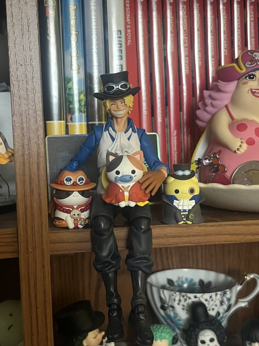 Liolola_A's tweet photo. Big fan of making other figures hold the cats https://t.co/txulJnJ3Xs