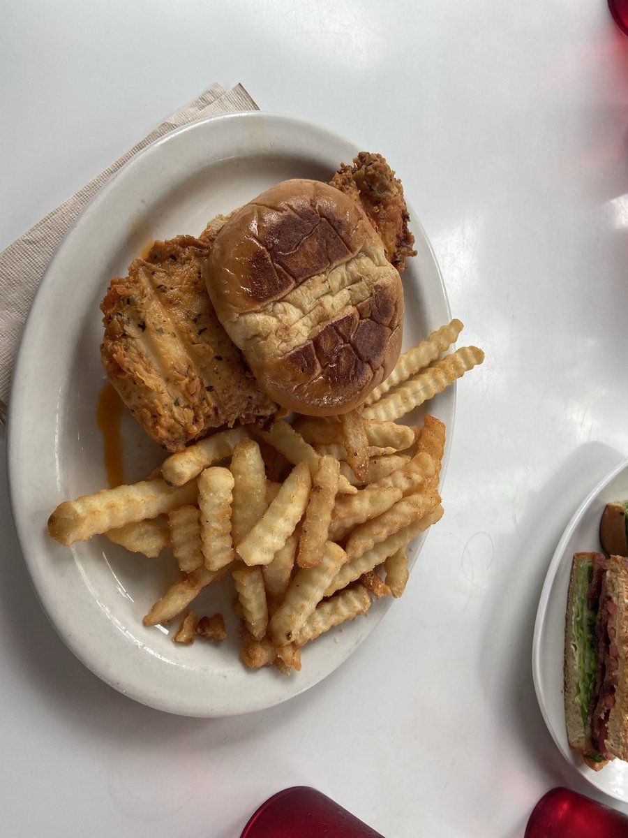 ProBreadskate's tweet photo. hi lo chicken sandwich #PBEats https://t.co/oo4KmBKwhS