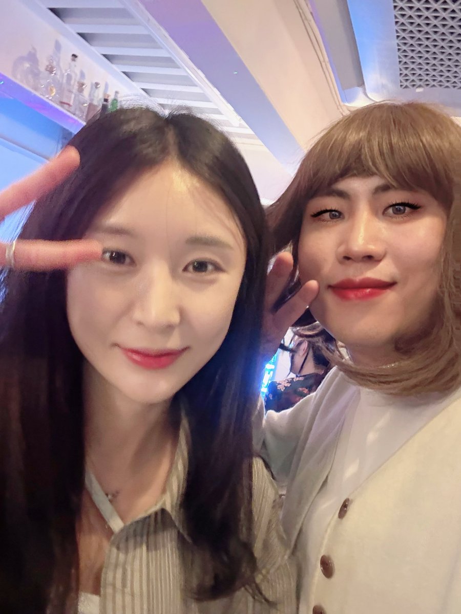 HotLadyMarie's tweet photo. 언제나 반겨주시는 변함없이 아름다우신 언니💙 언니 옆에 있으니 내가 너무 흉물된거 같넹 흑흑

#모어덥 https://t.co/CYa38cO0xu