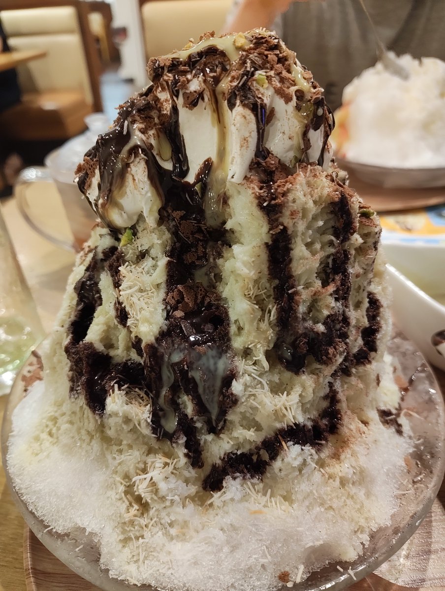 Elehayym56's tweet photo. お盆休みも終わるし、何か食べたいものあれば奢るよ！
と息子が言ってくれたので「アホみたいなかき氷が食べたい！」
とリクエストしてココスでドバイチョコかき氷をごちそうしてもらいました。
アホみたいに甘くてデカくて美味しかった… https://t.co/Z1k225Et1v