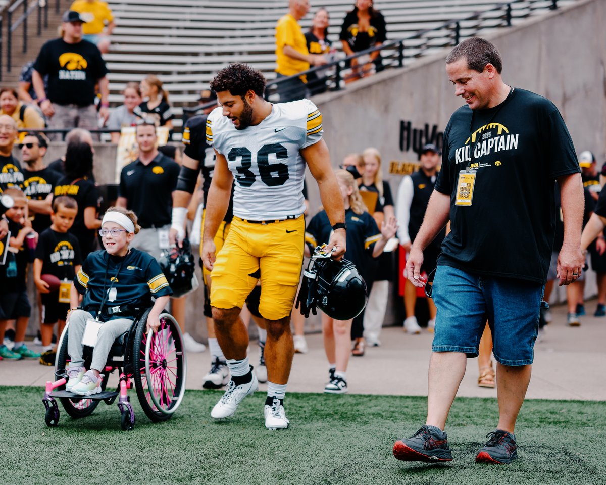 HawkeyeFootball's tweet photo. MVP moments for some strong kiddos. 🥹

@UIchildrens x #Hawkeyes https://t.co/5lDVhyXrtG