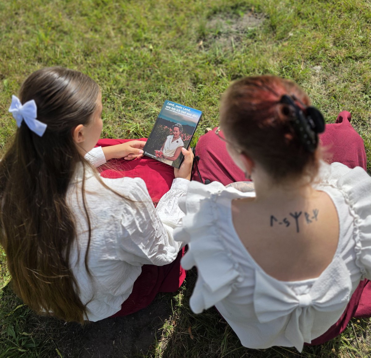 JNDeutschland's tweet photo. Tradition und Zukunft – Deutschland ist auch Frauensache

Vom Mädchen zur Frau, als Frau zur deutschen Mutter – als größte und edelste Aufgabe. Wir unterstützen unsere Jungen und unsere Männer im Kampf um unsere Heimat.

Deutschland ist nicht nur Männer-, sondern auch Frauensache.

Deutsche Mädchen, deutsche Frauen: Werdet aktiv – für euch selbst und für die Zukunft Deutschlands!