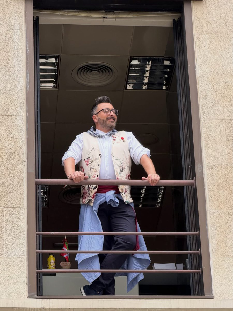 PSEAlava's tweet photo. 🎉 ¡Comienzan las fiestas de San Roke!
Las y los socialistas alaveses os deseamos a todos los vecinos y vecinas de #Laudio unas felices fiestas, llenas de alegría, convivencia y respeto.
¡Gora Laudio! 🙌🏻 https://t.co/I5iYiP6Cp4