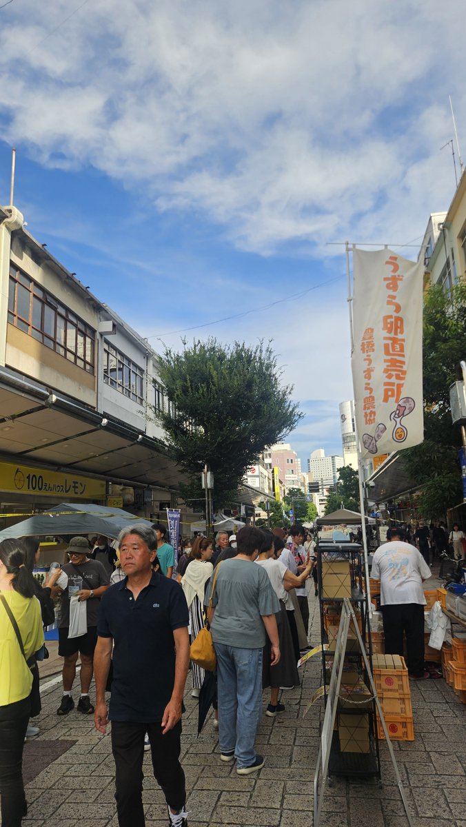 m040110's tweet photo. 【残り後9日❗】
クラウドファンディング残り後9日となりました！
たくさんの御支援本当にありがとうございます！
緊急SOS！うずら卵産業を守りたい！
ラストスパートです！
御支援とたくさんのお気に入り登録ありがとうございます！

御盆休みの中、3日間連続で静岡県静岡市に移動販売に行っております！
2日間約650組の御客様が、たくさんのうずら卵を購入しに来てくれました！
一部の御客様からは、『うずらの卵を食べたくなったら、道の駅とよはしまで、ここのうずら卵を買いに行くんだよ！』『静岡まで来てくれてありがとう！』等、たくさんの嬉しい御言葉をいただきました！
本当にありがとうございます🙇‍♂️
明日は、もう今日か💦静岡への移動販売最終日となります！
たくさんの御客様をお待ちしております！
クラウドファンディングもラストスパート！
たくさんの応援宜しくお願い致します！
オンラインもございますので、是非！ご利用ください！

🥚クラウドファンディング🥚
https://t.co/75ZD4fz4GG
💻オンラインストア💻
https://t.co/KsfextyTeT