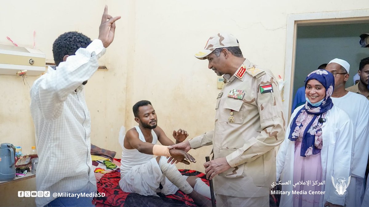 MilitaryMediaSD's tweet photo. خلال زيارة تفقدية … رئيس المجلس الرئاسي يقف ميدانياً على اوضاع الجرحى بالمستشفى التركي بنيالا

��جل فخامة رئيس المجلس الرئاسي لحكومة السلام الفريق أول محمد حمدان دقلو اليوم زيارة تفقدية إلى المستشفى التركي بنيالا، حيث وقف ميدانياً على الأوضاع العامة بالمستشفى ومستوى الخدمات العلاجية والصحية المقدمة للجرحى والمصابين والمرضى.

وطاف سيادته على جميع عنابر الجرحى والمصابين بالمستشفى إلى جانب تفقده للمرافق الطبية بالمستشفى.

وخلال الجولة، التقى بالكوادر الطبية والإدارية، واستمع إلى شرح مفصل حول سير العمل والتحديات الحالية، ووجه بضرورة الإسراع في معالجة كافة المشاكل والعقبات التي تواجه المستشفى، وتوفير الدعم اللازم لضمان تقديم أفضل رعاية صحية.