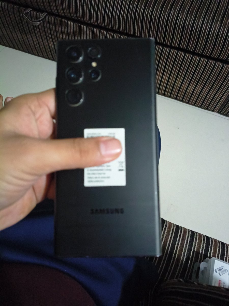 Chuhadude's tweet photo. Facing multiple vertical green lines on my flagship Galaxy S22 Ultra out of nowhere after regular usage/updates. The device has ZERO physical or liquid damage. This is a globally acknowledged AMOLED/flex bonding defect. @SamsungIndia @SamsungMobile @ConsumerAffairs https://t.co/wdPy4doc2G
