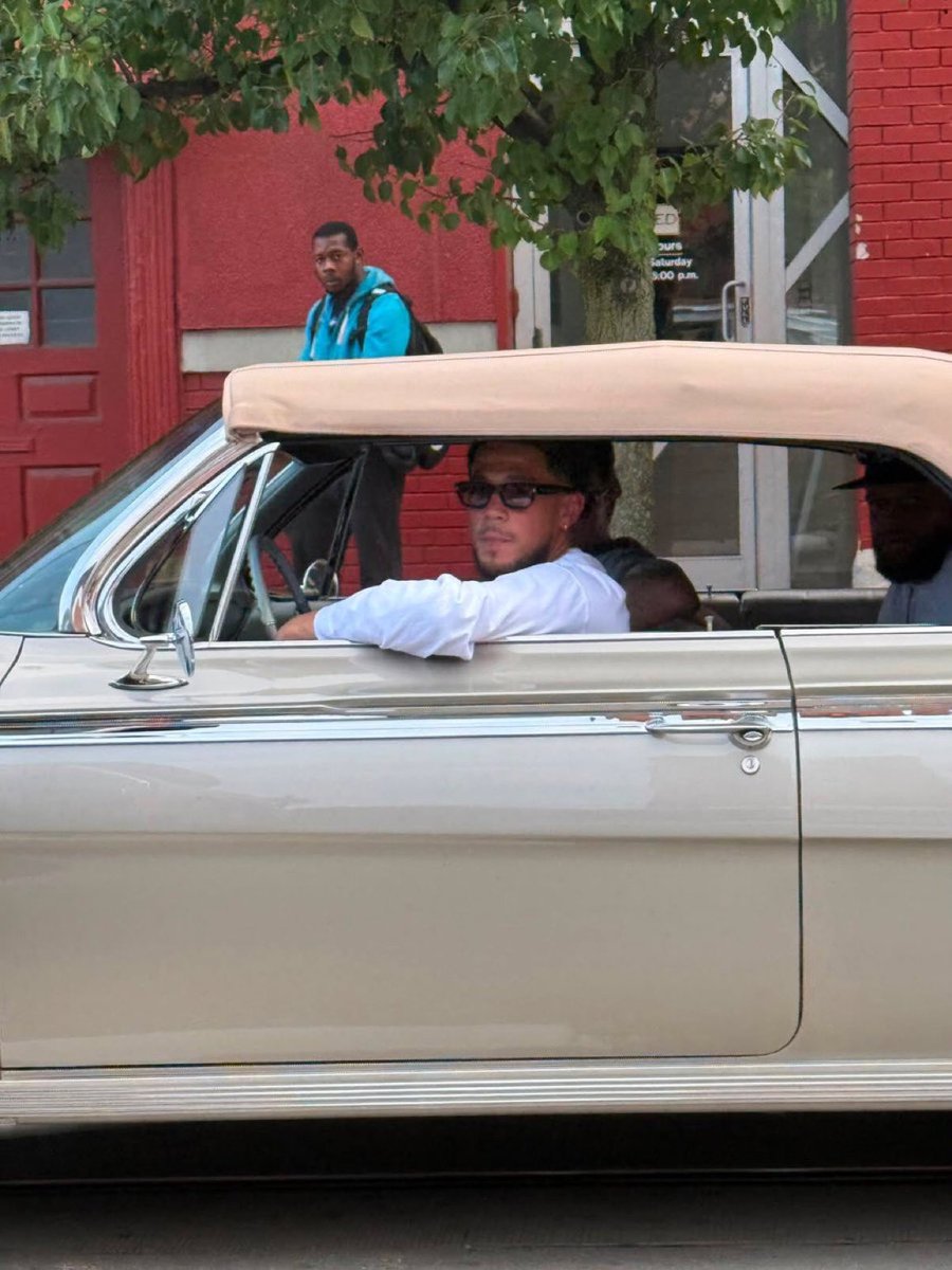 the_det_times's tweet photo. Devin Booker was spotted at the Woodward Dream Cruise 👀

(via R.Davis41, h/t @woodwardsports) https://t.co/XqLNSFV0G1