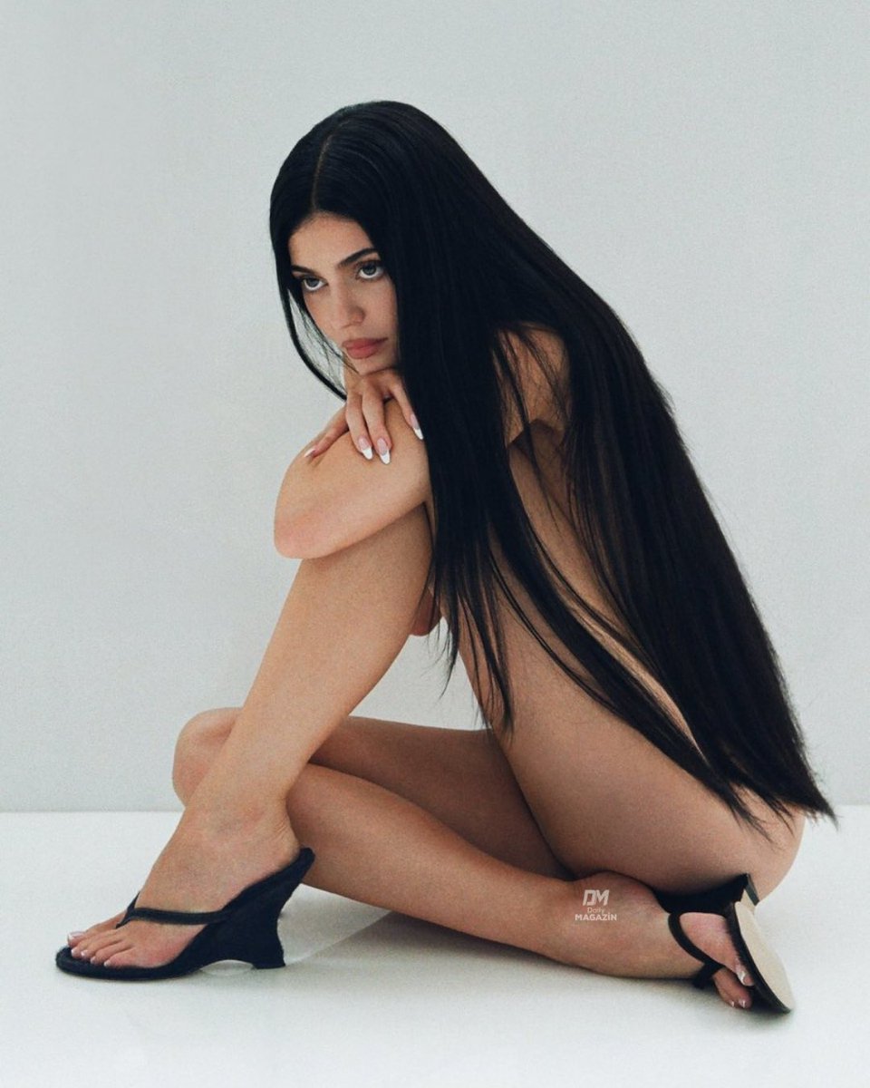daily_magazin's tweet photo. Kylie Jenner, çırılçıplak şekilde kameralar karşısına geçti. https://t.co/AIwaVNcDdY