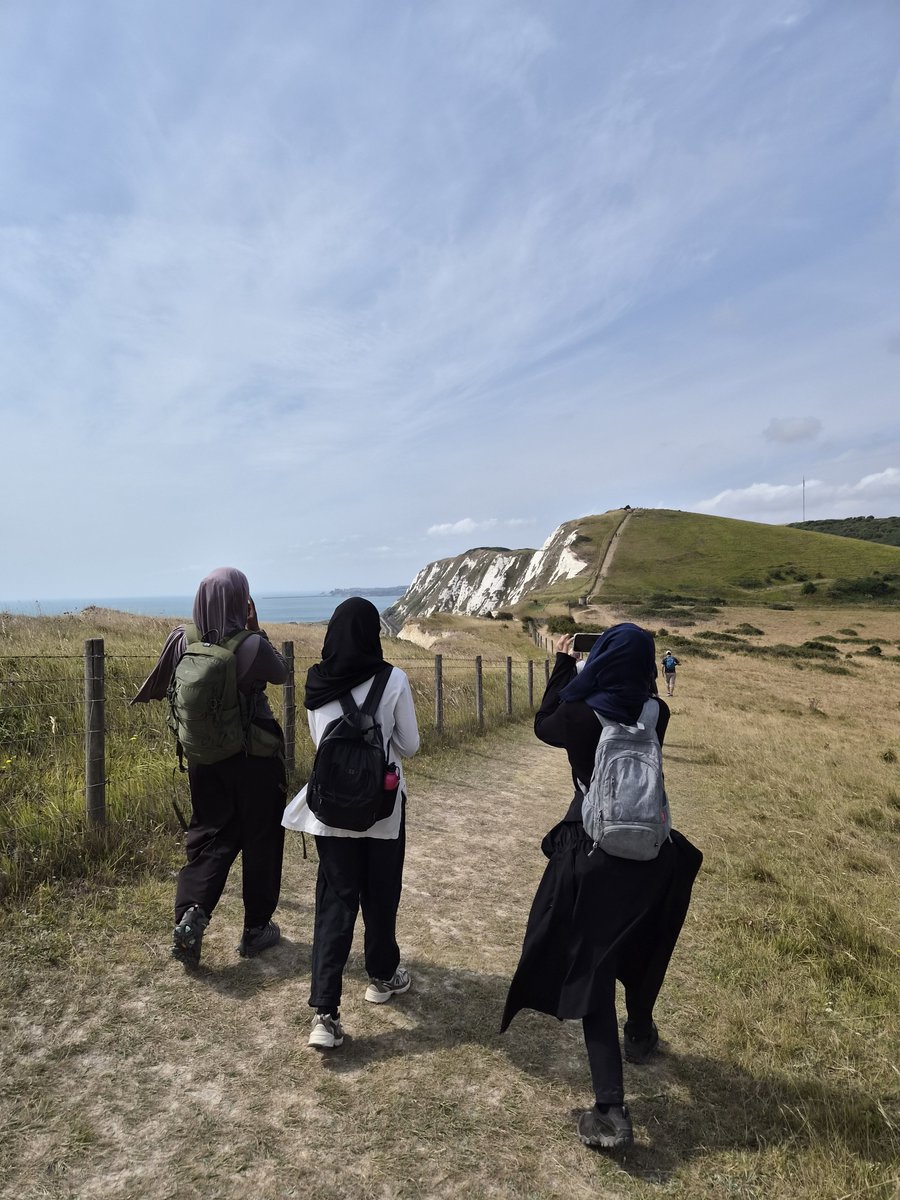 Muslim_Hikers's tweet photo. Wonderful day hiking from Dover to Folkestone, with over 100 hikers from all over the country. We had one girl travel all the way from Australia to join today's hike. That's the power or community 💚

Today's hike was in partnership with @KentDownsNL &amp; @NorthDownsWayNT 💚 https://t.co/pqXG5WZHyN