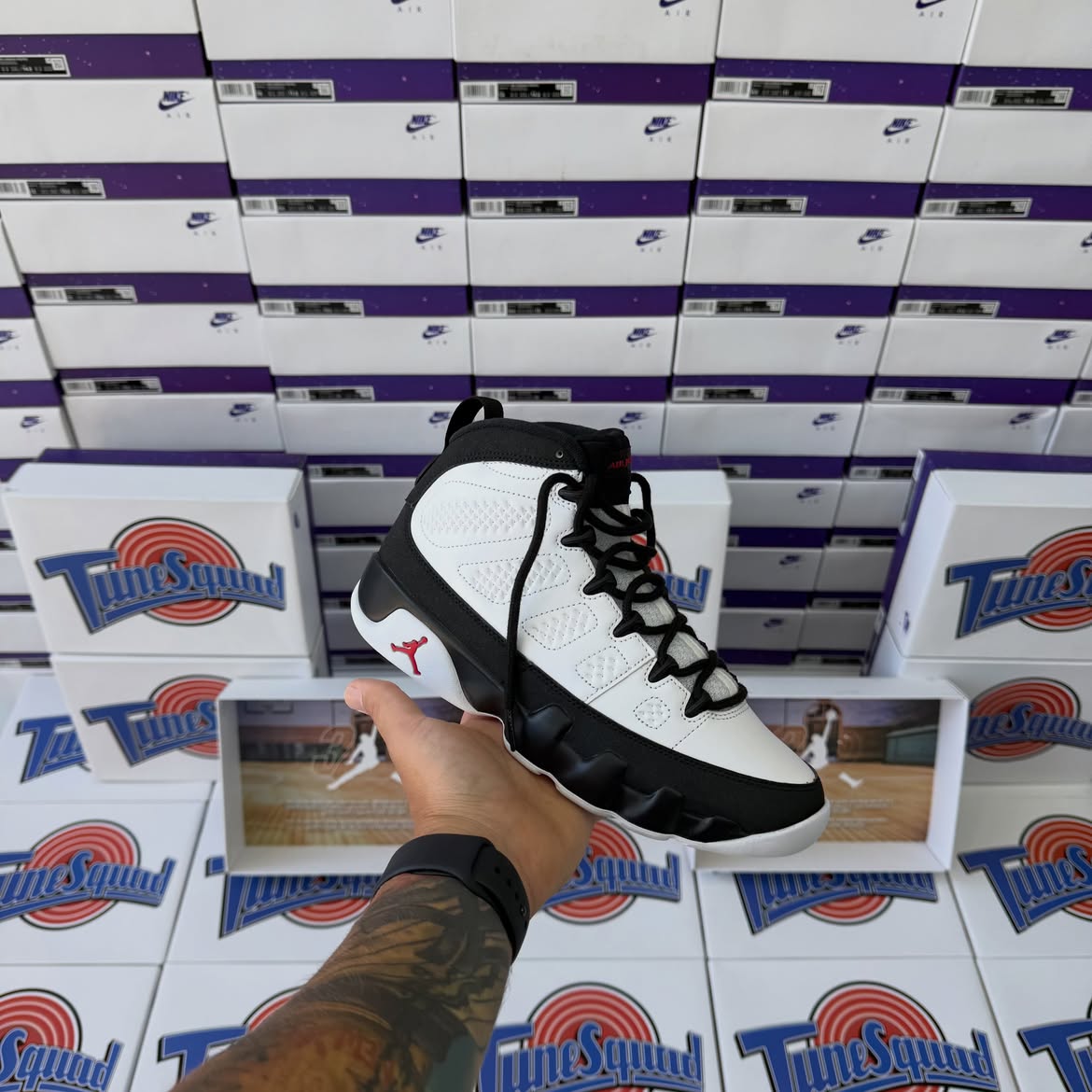 JustFreshKicks's tweet photo. UNBOXING: Air Jordan 9 “Space Jam” Tune Squad packaging 😳🪐

🗓️ August 29th
💰 $215 https://t.co/nQJERZZ45B